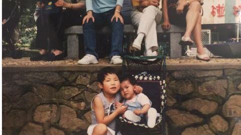 Esta foto es el único recuerdo que tenía de su amiga.
