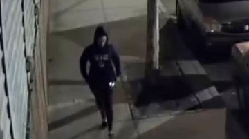 La pareja huyendo tras el ataque