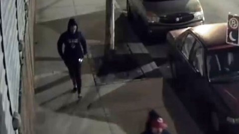 La pareja huyendo tras el ataque