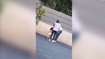 Con toda alevosía, la mujer golpea a su hija.