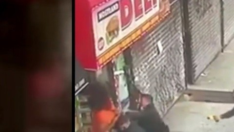 Los policías frente al sospechoso