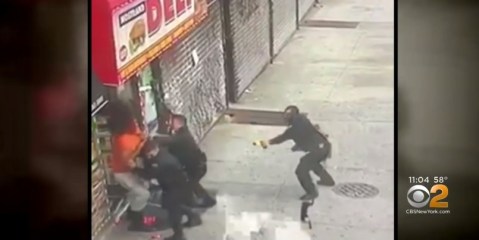 Los policías frente al sospechoso