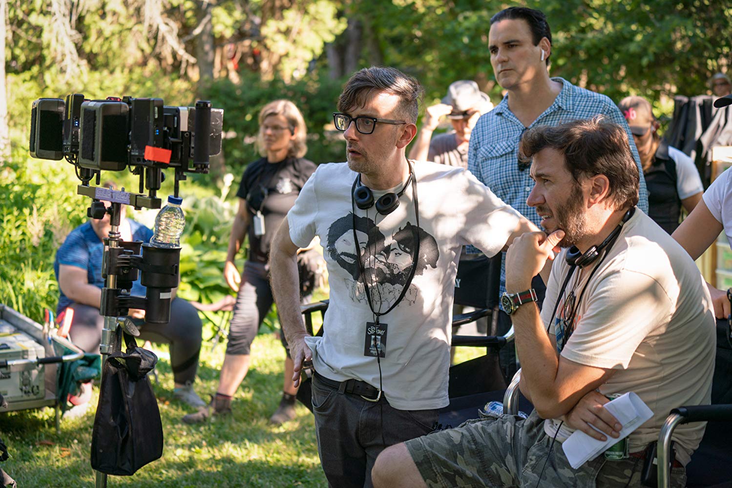 Los directores Dennis Widmyer (con gafas) y Kevin Kölsch durante el rodaje. Detrás, el productor Mark Vahradian. / Foto: Paramount Pictures