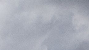 Un tornado levanta la tierra de un campo fuera de Washburn, Illinois. NOAA