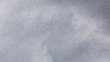 Un tornado levanta la tierra de un campo fuera de Washburn, Illinois. NOAA