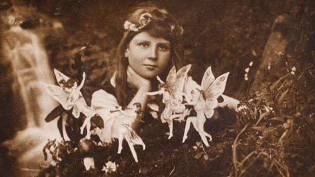 Frances Griffith rodeada de hadas de Cottingley