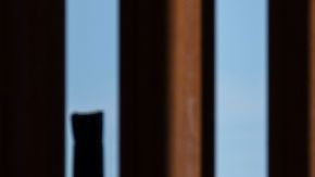 Un globo satírico de un bebé del presidente de los Estados Unidos, Donald Trump, es visto a través de la valla fronteriza entre Estados Unidos y México durante una manifestación contra él durante su visita a Calexico.