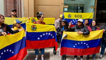 No pocas veces los venezolanos han tomado la sede de su consulado en NYC para protestar por la crisis de su país. (Foto:Ramón Frisneda)