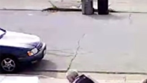 El momento del asalto al abuelo.