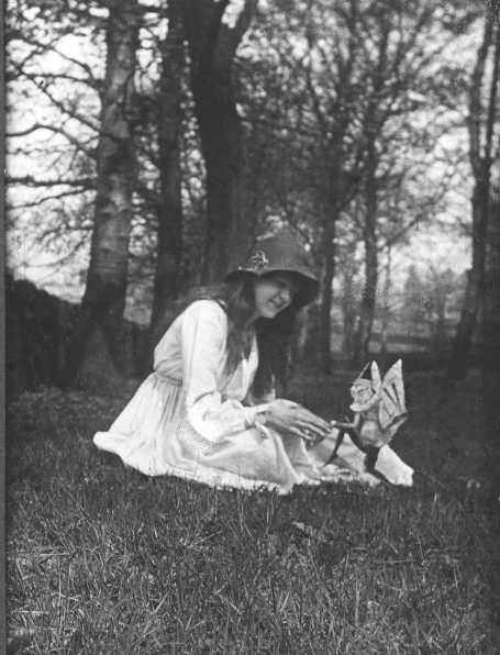 Elsie Wright aparece en la segunda de las cinco fotografías con un gnomo alado.
