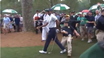 Tiger Woods sufrió un fuerte golpe en el tobillo durante el Masters de Augusta