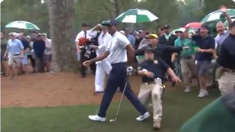 Tiger Woods sufrió un fuerte golpe en el tobillo durante el Masters de Augusta