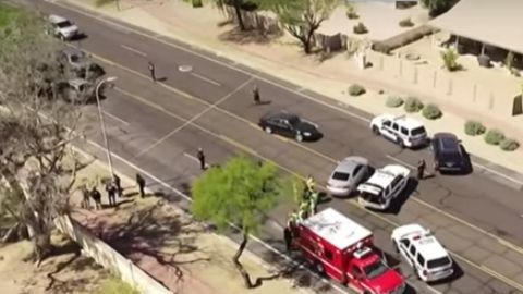 Una pickup se estrelló contra el muro trasero de una vivienda.
