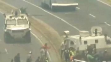 Tanqueta milita atropella a seguidores de Guaidó.
