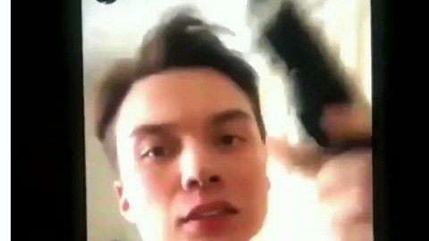 Noah Lee con el arma que resultó ser de perdigones