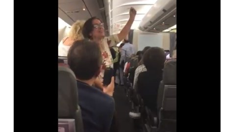 Pasajeros protestando en el avión