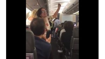 Pasajeros protestando en el  avión