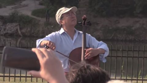 Yo-yo Ma en la frontera de EEUU y México.