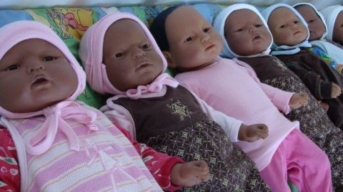 El "Proyecto muñeca" permite ver cómo es cuidar a un bebé.