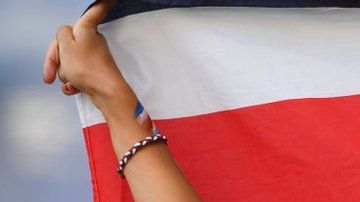A los costarricenses se les reconoce como ticos.