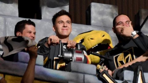 James Holzhauer (c) ganó más de $1 millón.