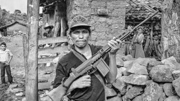 Image caption Un miliciano rebelde alza su rifle en Chalatenango en 1984.