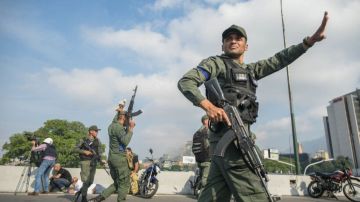 Nicolás Maduro y Juan Guaidó aseguran contar con apoyo militar.