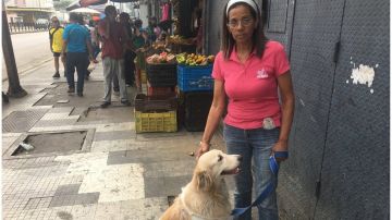 Gloria Barrero, con su perro, en un nuevo día de protestas en Caracas.