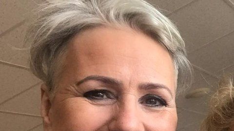 Hanna Björg Vilhjálmsdóttir (i), junto a la ex presidenta de Islandia.