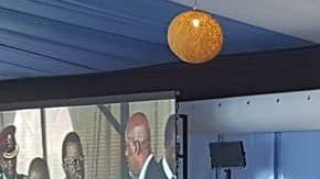 El presidente Mokgweetsi Masisi regaló los taburetes.