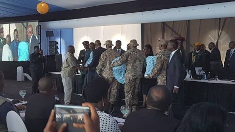 El presidente Mokgweetsi Masisi regaló los taburetes.