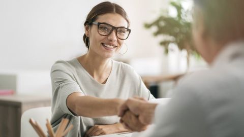 La entrevista en persona es esencial para lograr empleo.