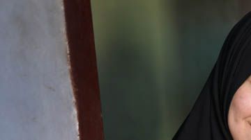 Ely Susiawati enseña una foto de su madre.