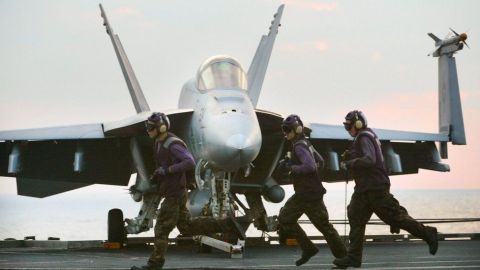 El USS Abraham Lincoln zarpó el mes pasado hacia Medio Oriente .