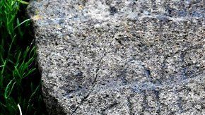 La misteriosa inscripción en una roca en la región de Bretaña.