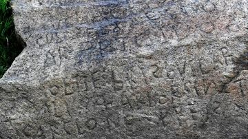 La misteriosa inscripción en una roca en la región de Bretaña.