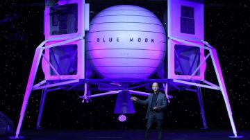 Jeff Bezos presentó la nave espacial.