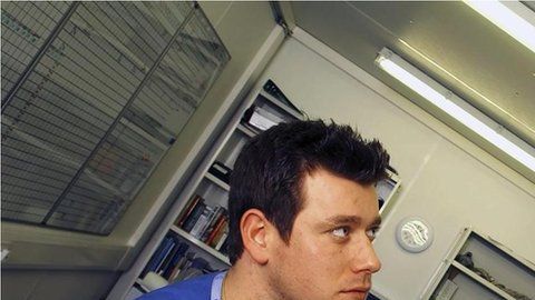 Los buzos que pasan largos periodos de tiempo en el fondo del mar.