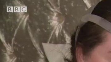 Kelly Knipes duerme con una máscara de oxígeno.