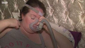 Kelly Knipes duerme con una máscara de oxígeno.
