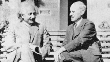 Einstein (izquierda) y Eddington (derecha).