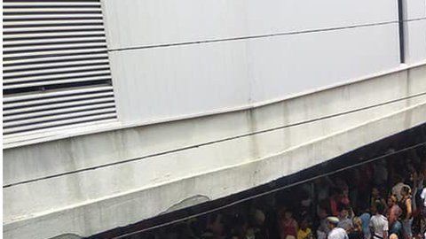 Las filas para entrar a la tienda Carlos III, en La Habana.