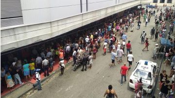 Las filas para entrar a la tienda Carlos III, en La Habana.