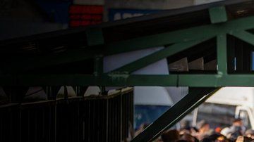 La gente hace fila para ir a recoger su pensión.