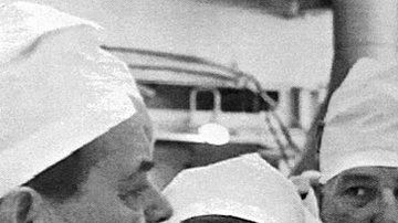 Mijaíl Gorbachov (c) y su esposa Raisa visitaron la planta nuclear en 1989.