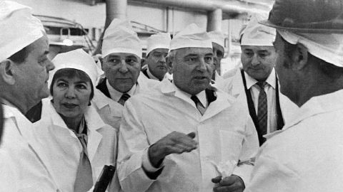 Mijaíl Gorbachov (c) y su esposa Raisa visitaron la planta nuclear en 1989.