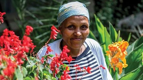 Mamitu Gashe se convirtió en una de las mejores cirujanas de fístulas, a pesar de no haber sabido leer ni escribir.