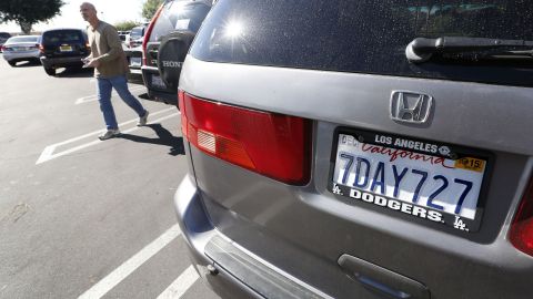 Un auto con placas personalizadas.