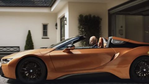 BMW se burla del CEO de Mercedes, Dieter Zetsche, al montarlo en un i8 Roadster