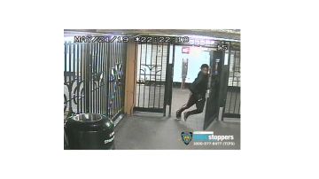 Los sospechosos aparecen en videos de cámaras de seguridad.